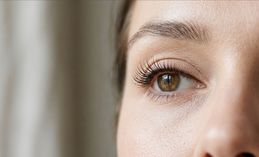 The Aesthetic Importance of Eyelash Curling in Enhancing Eye Shape and Facial Harmony