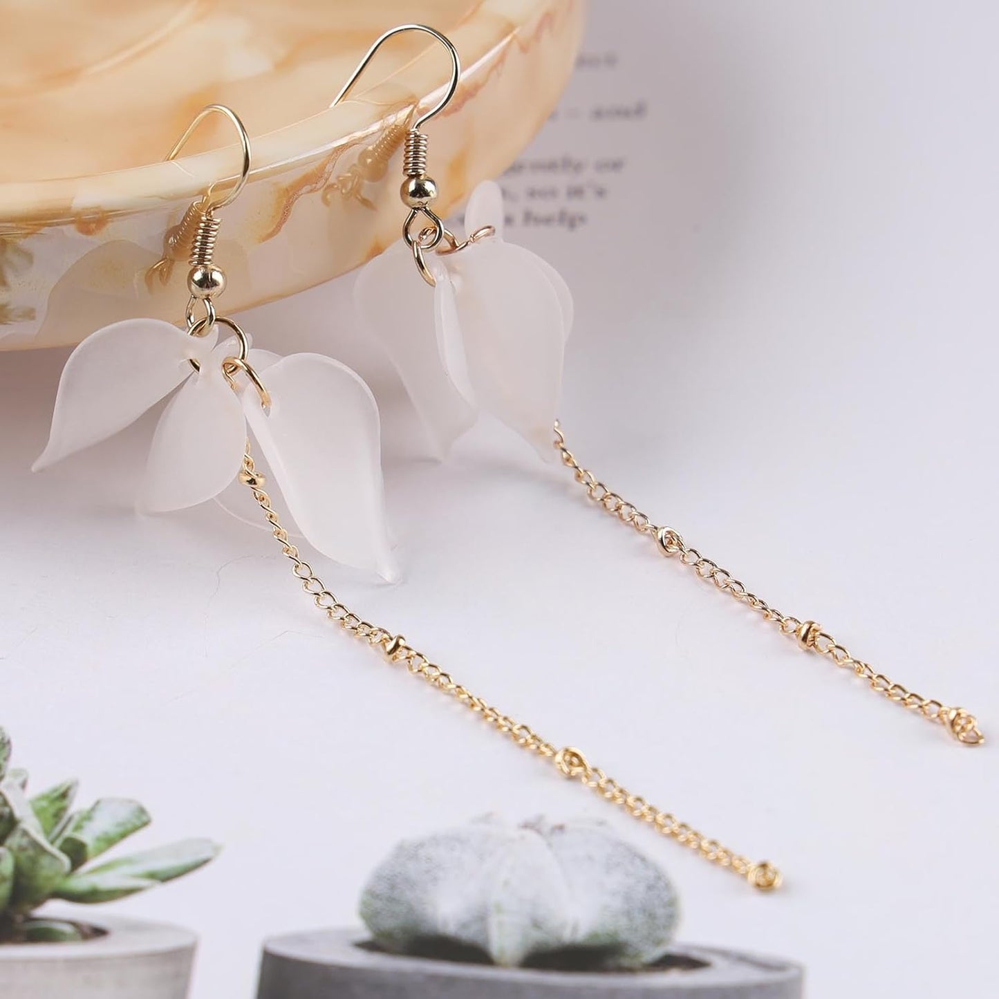 Vintage Acrylic Flower Petal Drop Earrings Gold Long Tassel Chain Earrings White Resin Flower Hook Earrings Wedding Flower Earrings Jewelry for Women